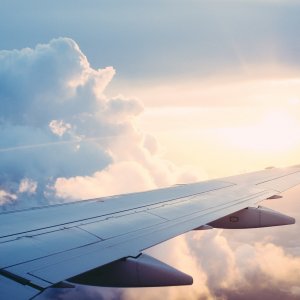 hinterer Flugzeugflügel in der Luft