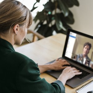 Frau vor Notebook