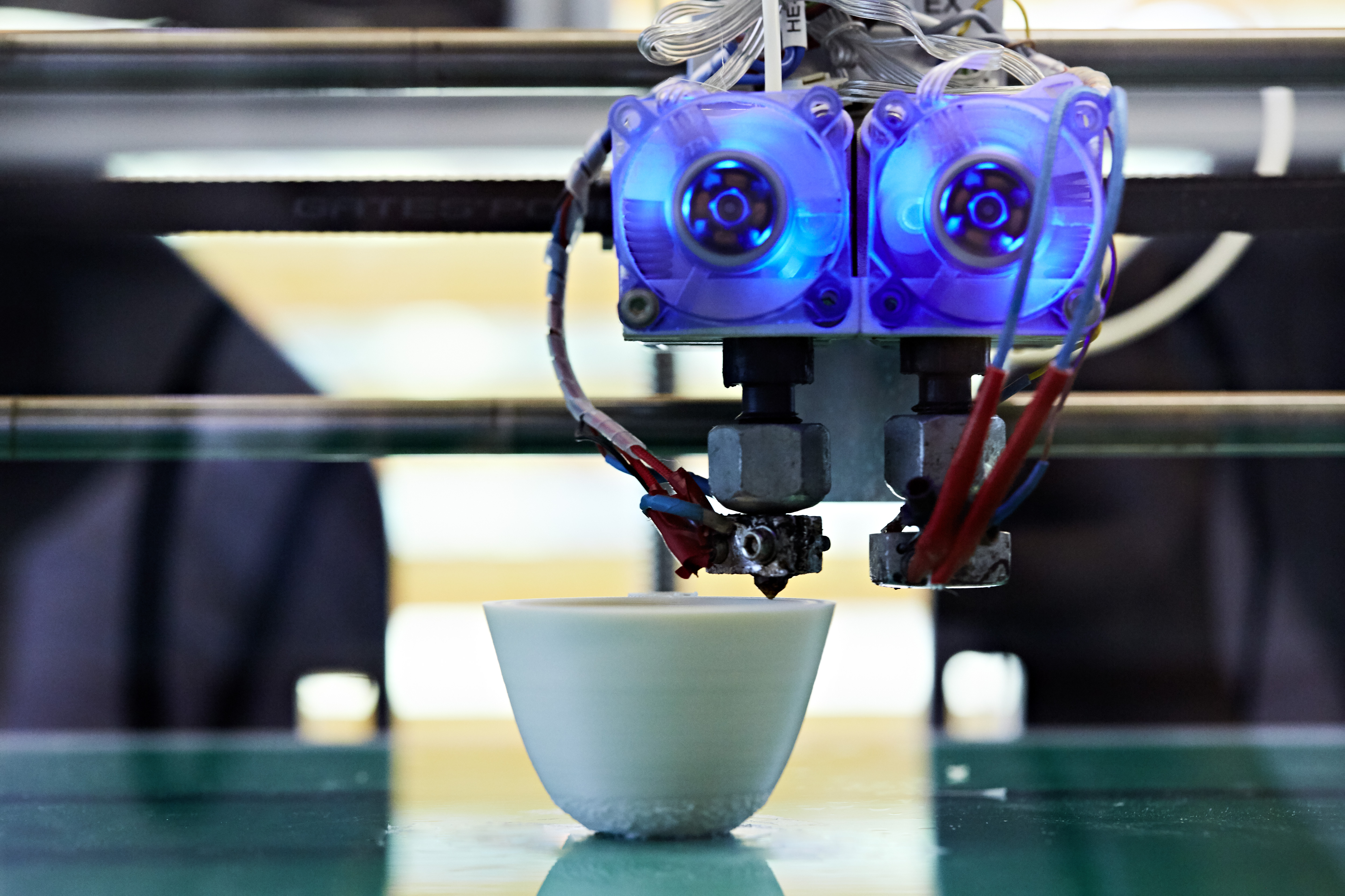 Nahaufnahme eines 3D-Druckers, der ein Werkstück fertigt