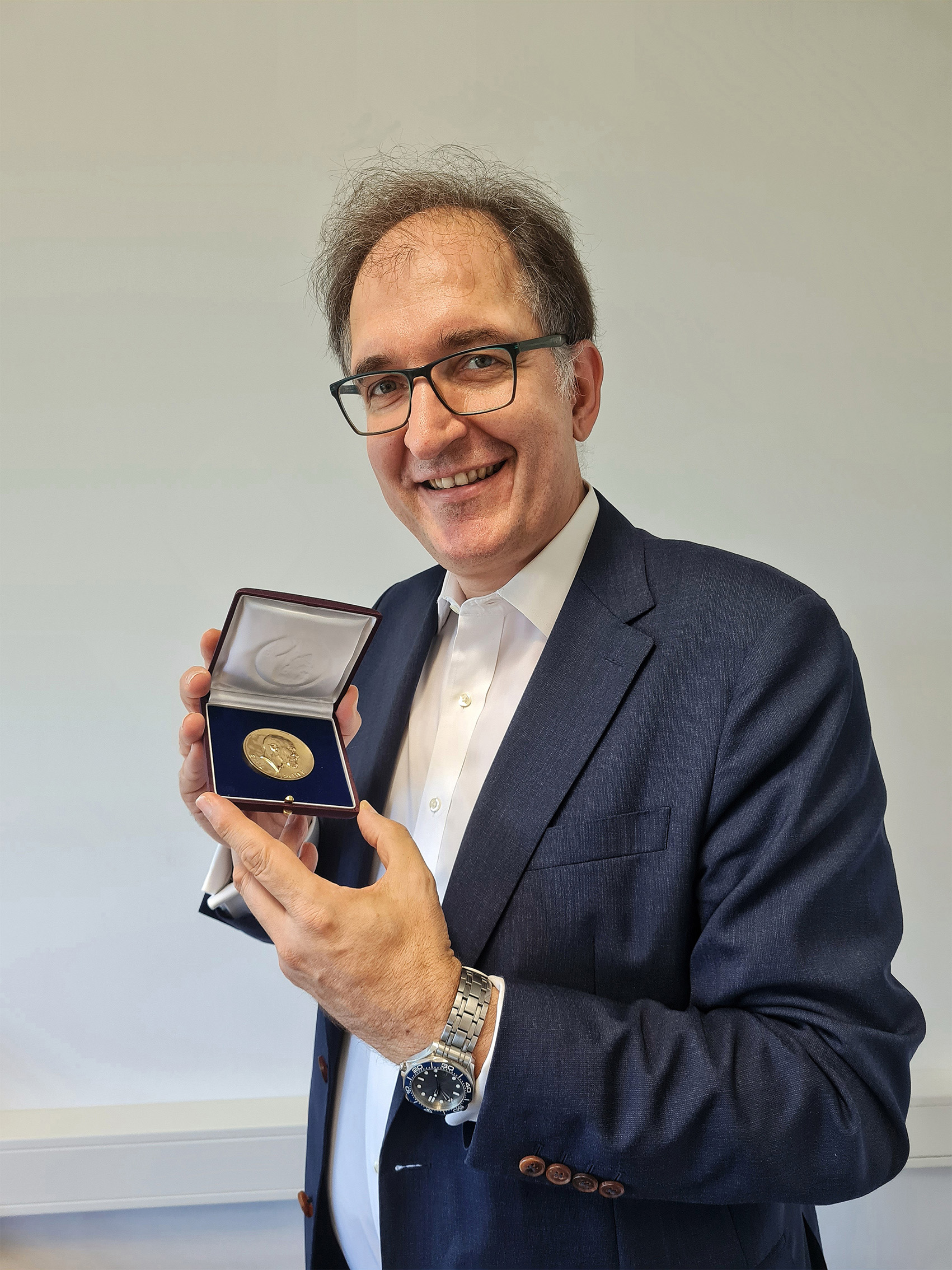 Prof. Seeberger mit Medaille