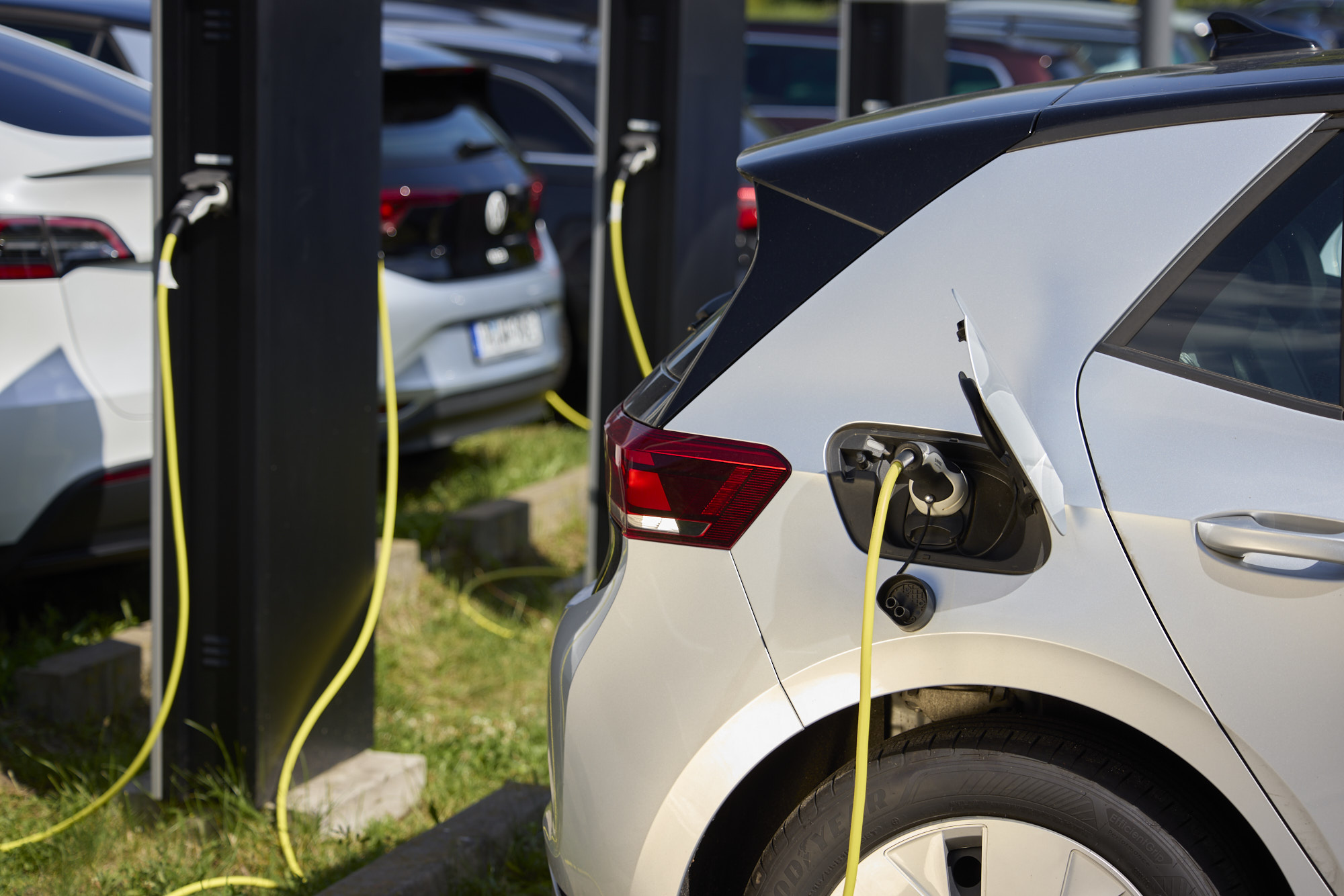 Ein Elektroauto wird gerade geladen.