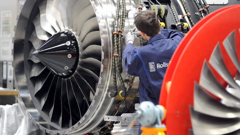 Montage Rolls-Royce BR 725 Triebwerk in Dahlewitz Person montiert ein Triebwerk