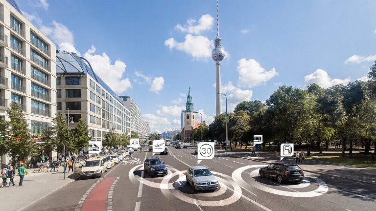 Straße in Berlin mit Blick auf den Fernsehturm