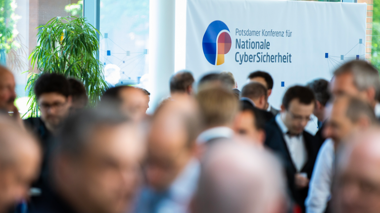 Potsdamer Konferenz für Nationale CyberSicherheit Menschenansammlung vor einem Banner mit der Aufschrift "Potsdamer Konferenz für Nationale CyberSicherheit"