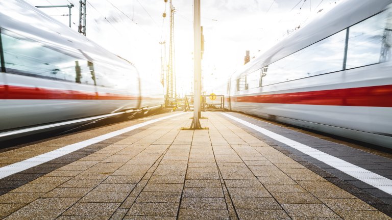 ICE Züge fahren parallel in schneller Geschwindigkeit