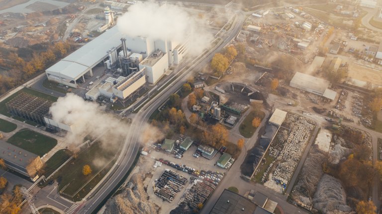 Fabrik mit rauchenden Schornsteinen