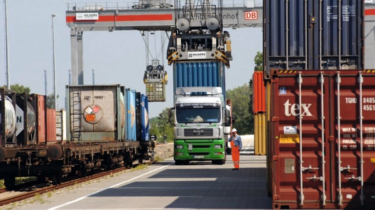 Güterzug und LKW im Kombinierten Verkehr