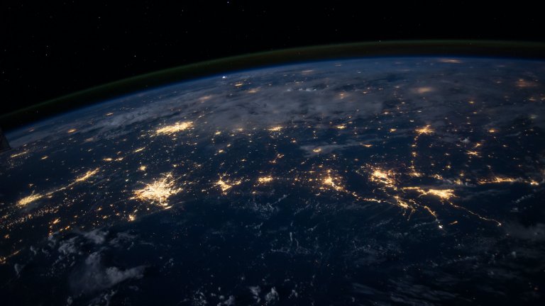 Sicht auf Erde bei Nacht aus Weltraum mit beleuchteten Städten