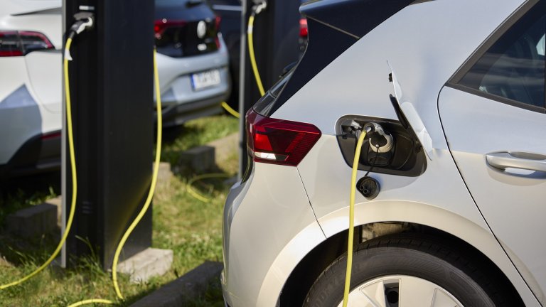 Ein Elektroauto wird gerade geladen.