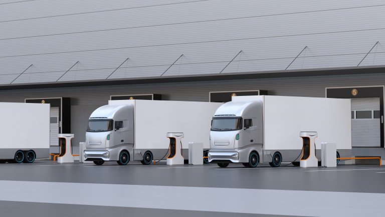 mehrere E-Lkw laden am Depot