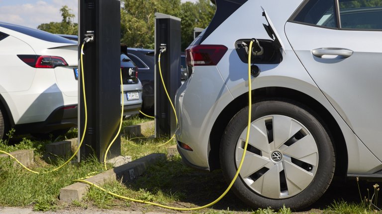 mehrere Elektrofahrzeuge werden gerade geladen