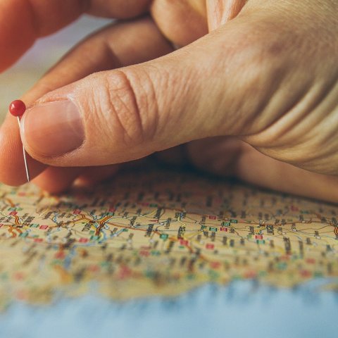 Pinnnadel auf Karte