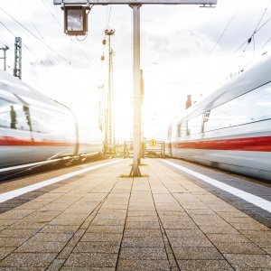 ICE Züge fahren parallel in schneller Geschwindigkeit