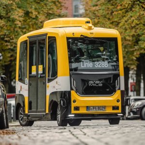 Ein autonomer Bus fährt durch die Stadt.