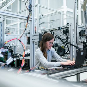 Ingenieurin in Werkstatt