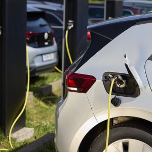 Ein Elektroauto wird gerade geladen.